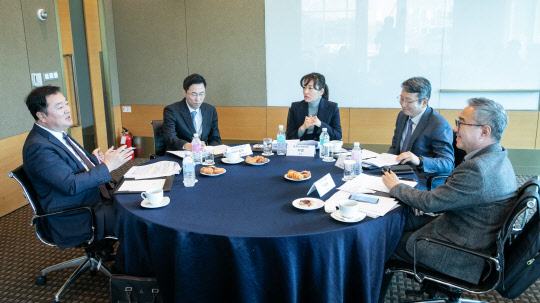 13일 서울 여의도 메리어트호텔에서 '바이오코리아, ICT와 바이오의 융합'을 주제로 열린 바이오코리오 전문가 간담회. 왼쪽부터 김장성 한국생명공학연구원장, 용홍택 과학기술정보통신부 연구개발정책실장, 이경 동국대 약학대학 교수, 손지웅 LG화학 생명과학사업본부장, 이승규 한국바이오협회 부회장.    박동욱기자 fufus@